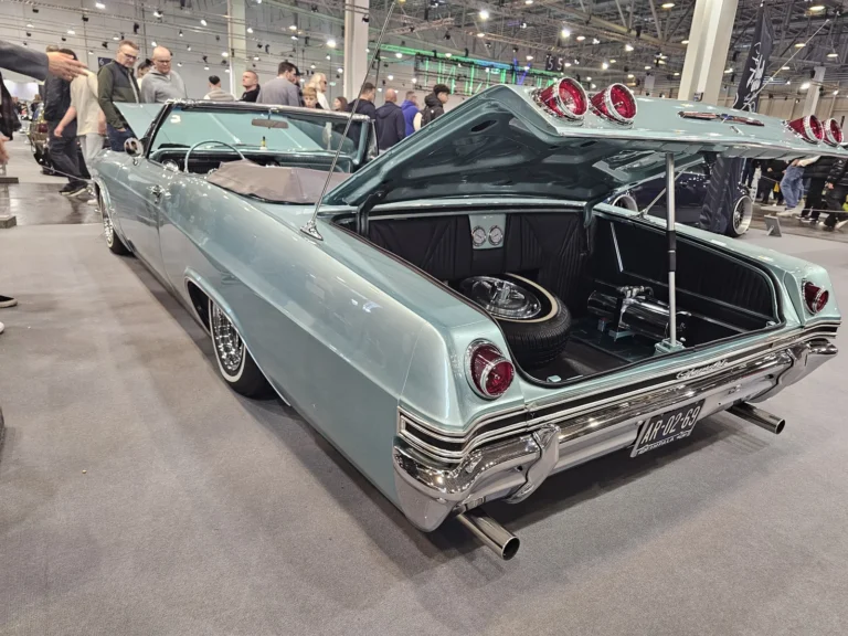 Coffre ouvert d’une voiture de collection à Essen Motor Show 2025
