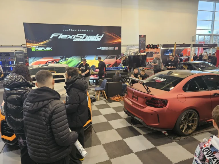 Visiteurs devant les voitures exposées à Essen Motor Show 2025