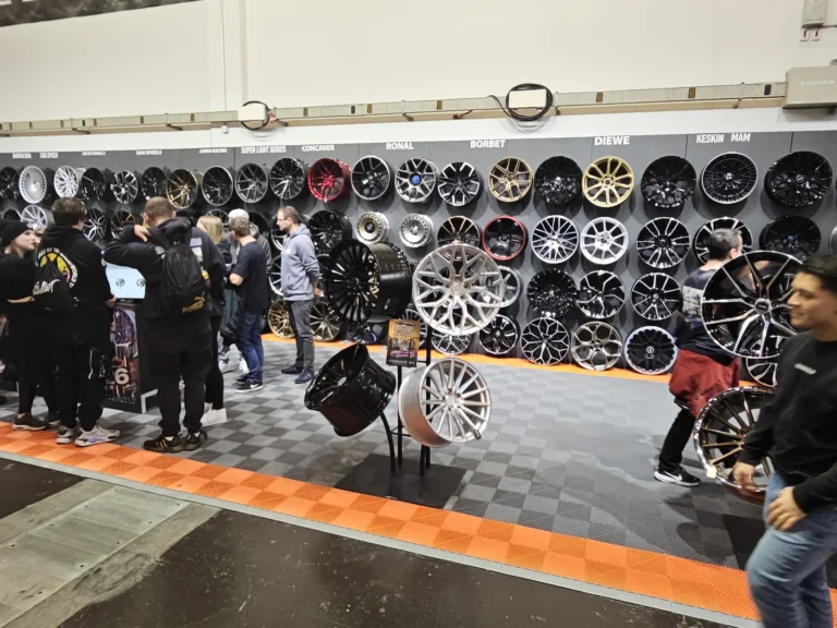 Jantes exposées sur un stand à Essen Motor Show 2025