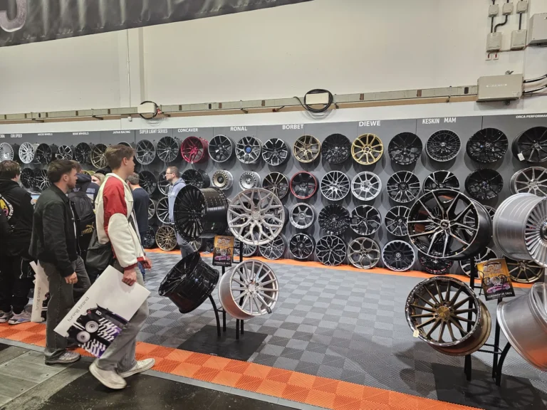 Jantes exposées sur un stand à Essen Motor Show 2025