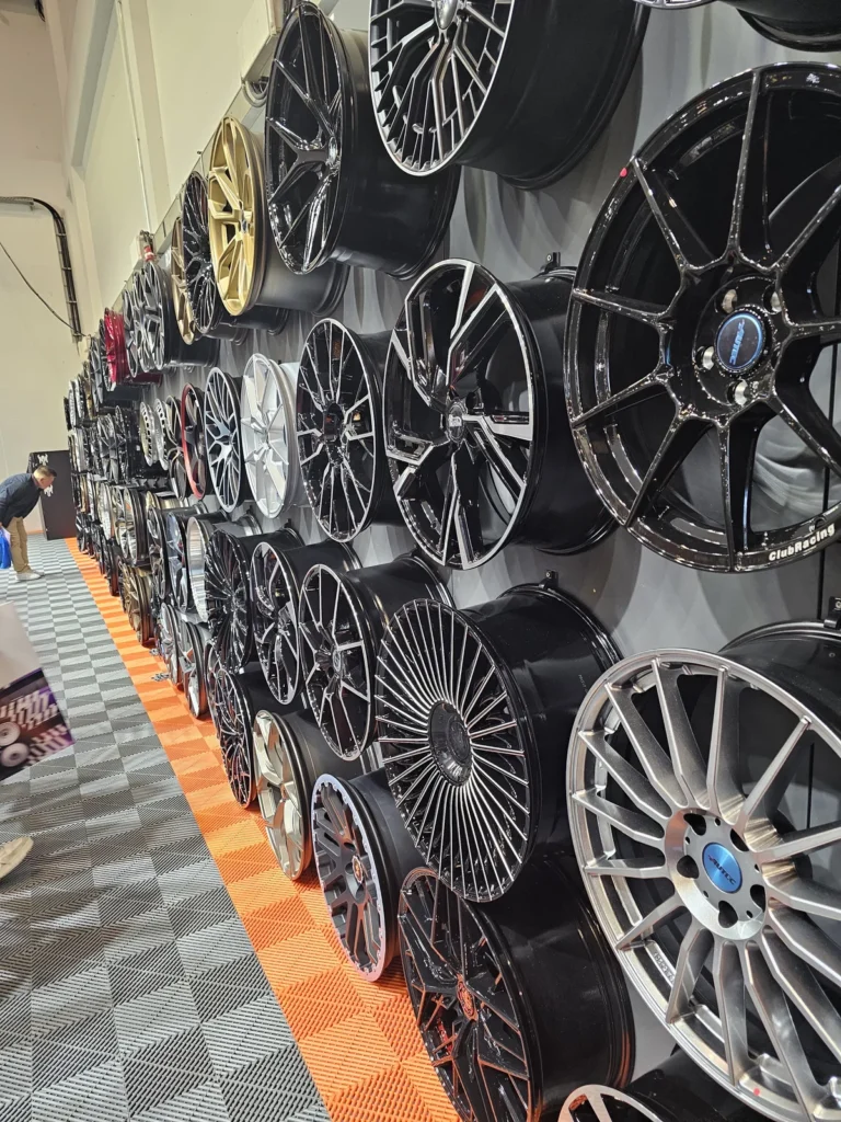 Détails de jantes exposées à Essen Motor Show 2025