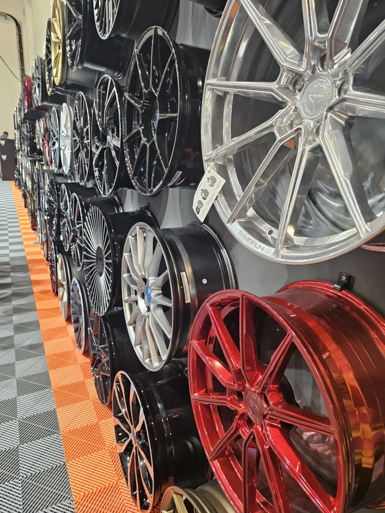 Détails de jantes exposées à Essen Motor Show 2025