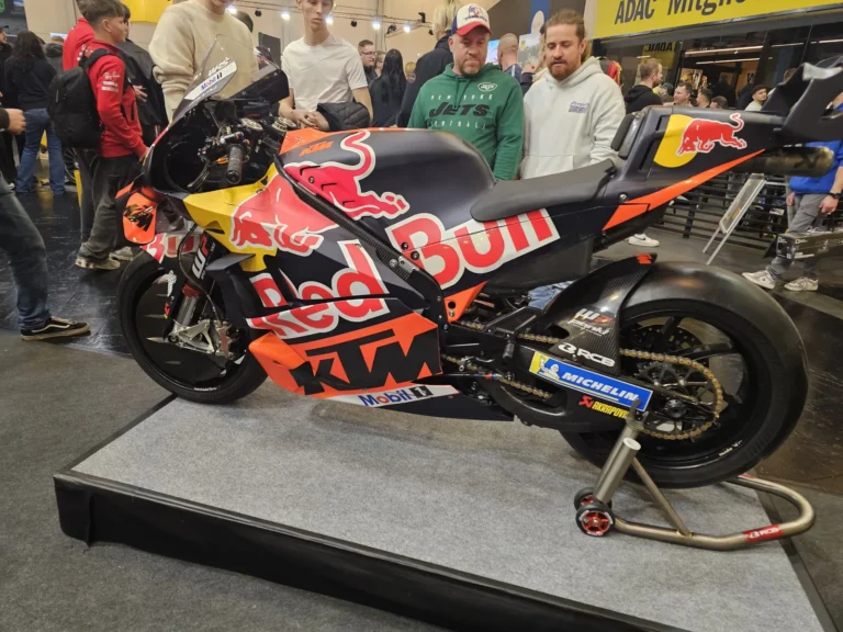 Moto de compétition exposée à Essen Motor Show 2025