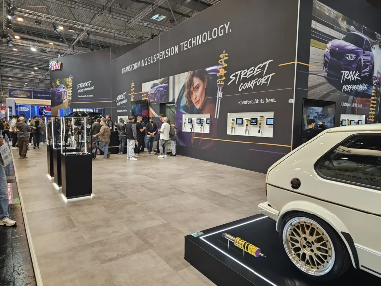 Allées et stands du salon à Essen Motor Show 2025