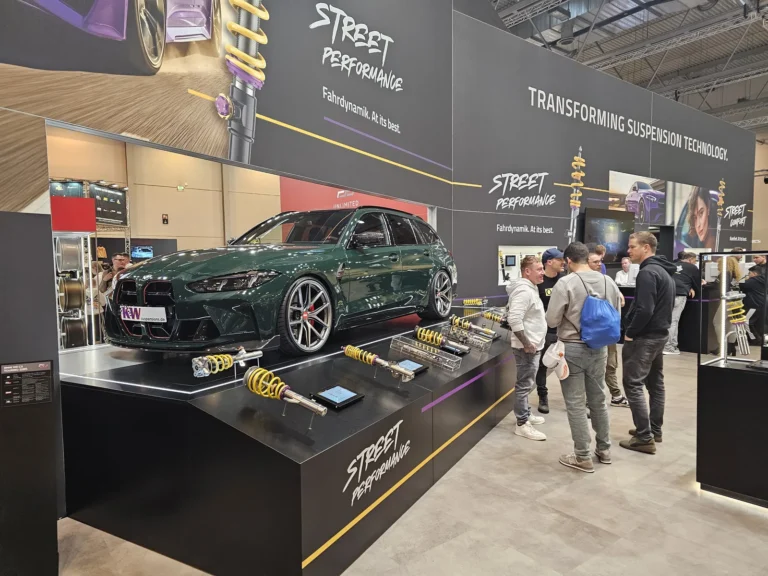 Voiture et stand dans les halls à Essen Motor Show 2025