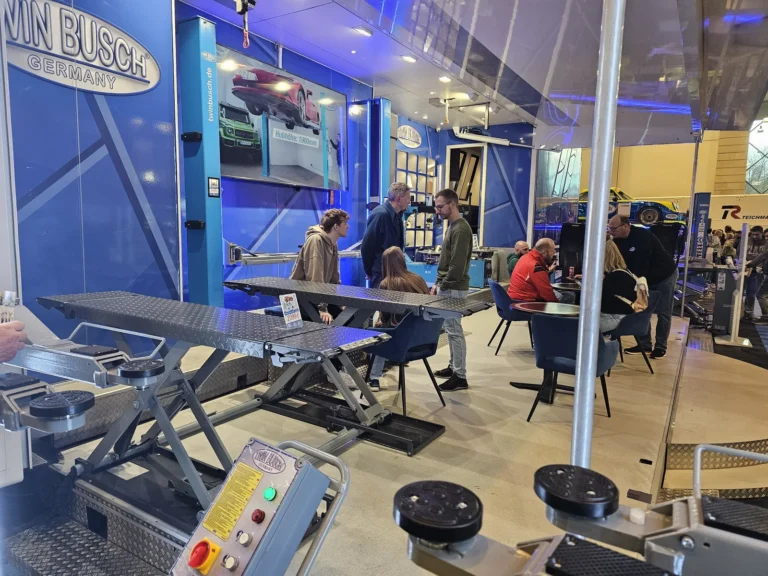 Pièces automobiles sur un stand à Essen Motor Show 2025