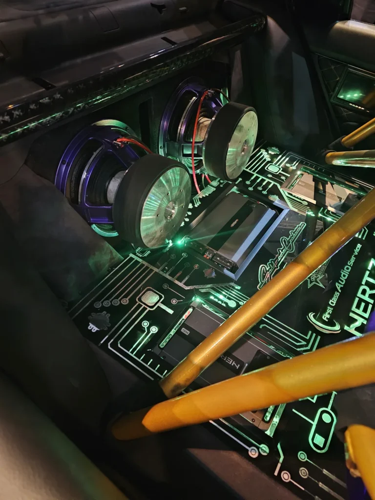 Installation audio et éclairage dans une voiture à Essen Motor Show 2025