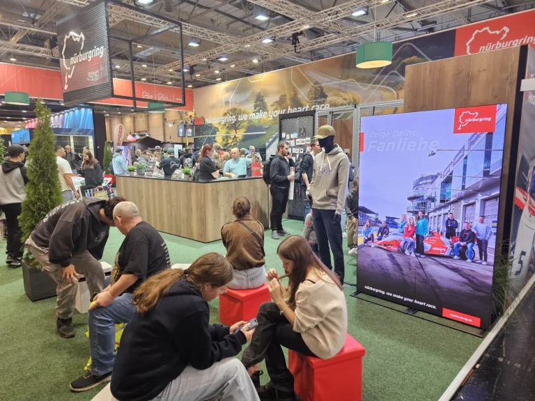 Animation et visiteurs sur un stand à Essen Motor Show 2025