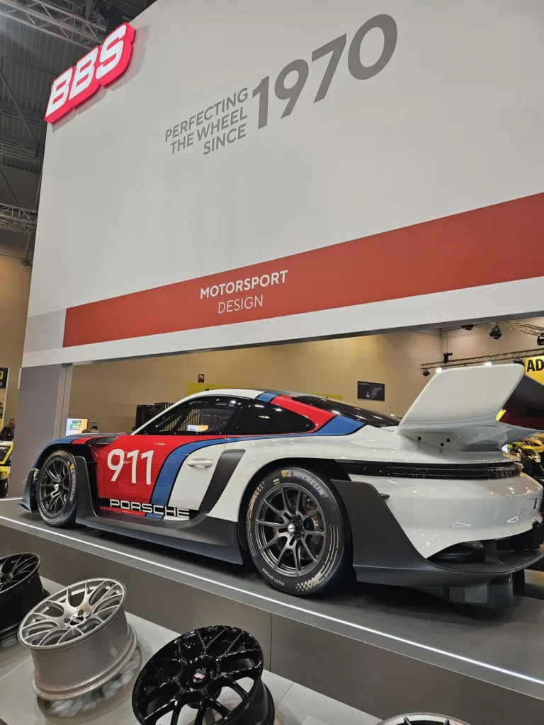 Voiture de compétition sur un stand à Essen Motor Show 2025
