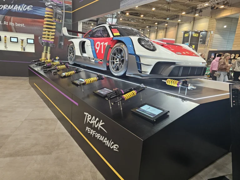 Voiture de compétition exposée à Essen Motor Show 2025