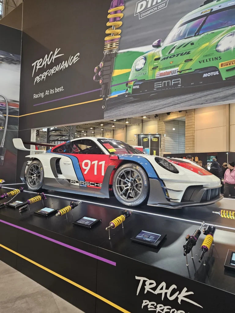 Voiture de compétition exposée à Essen Motor Show 2025