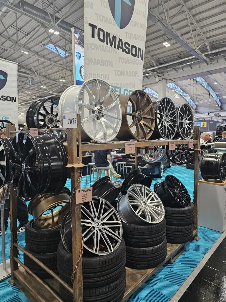 Jantes exposées sur un stand à Essen Motor Show 2025