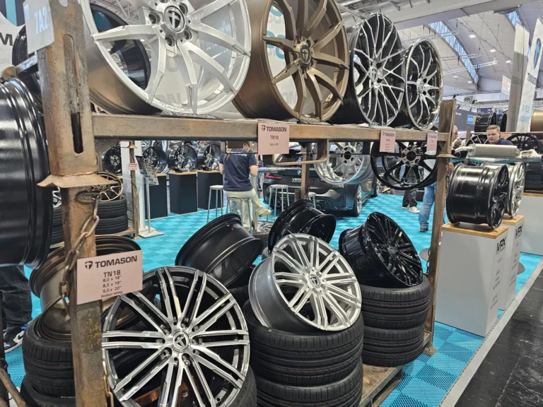 Jantes exposées sur un stand à Essen Motor Show 2025