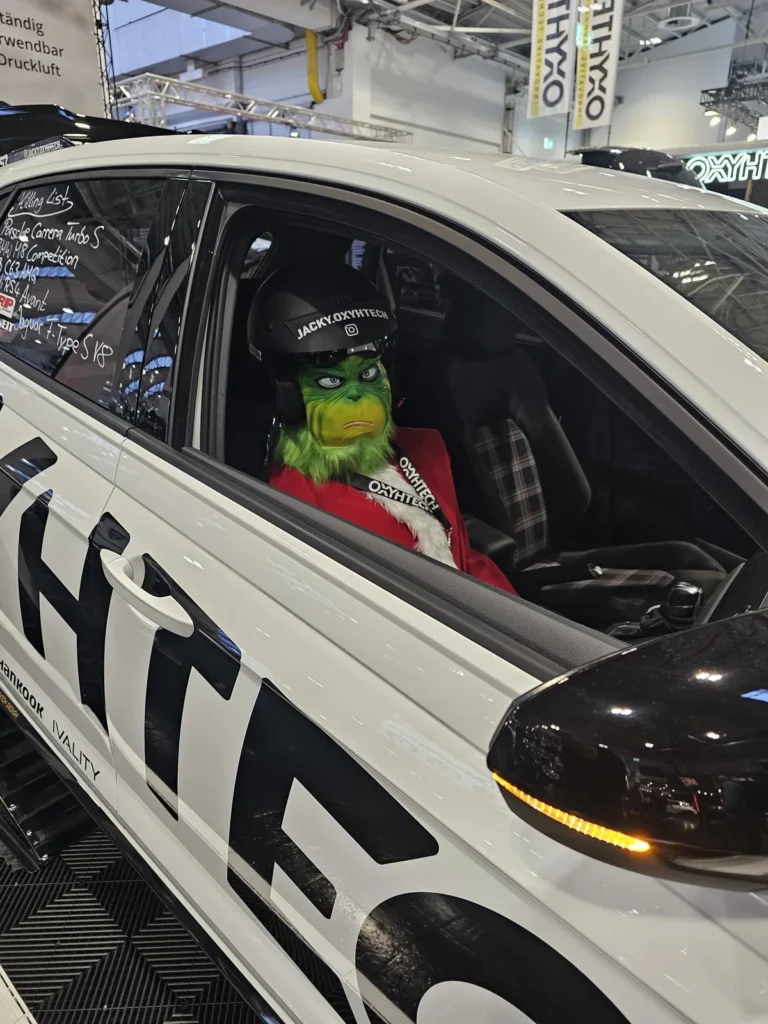 Habitacle d’une voiture de compétition à Essen Motor Show 2025