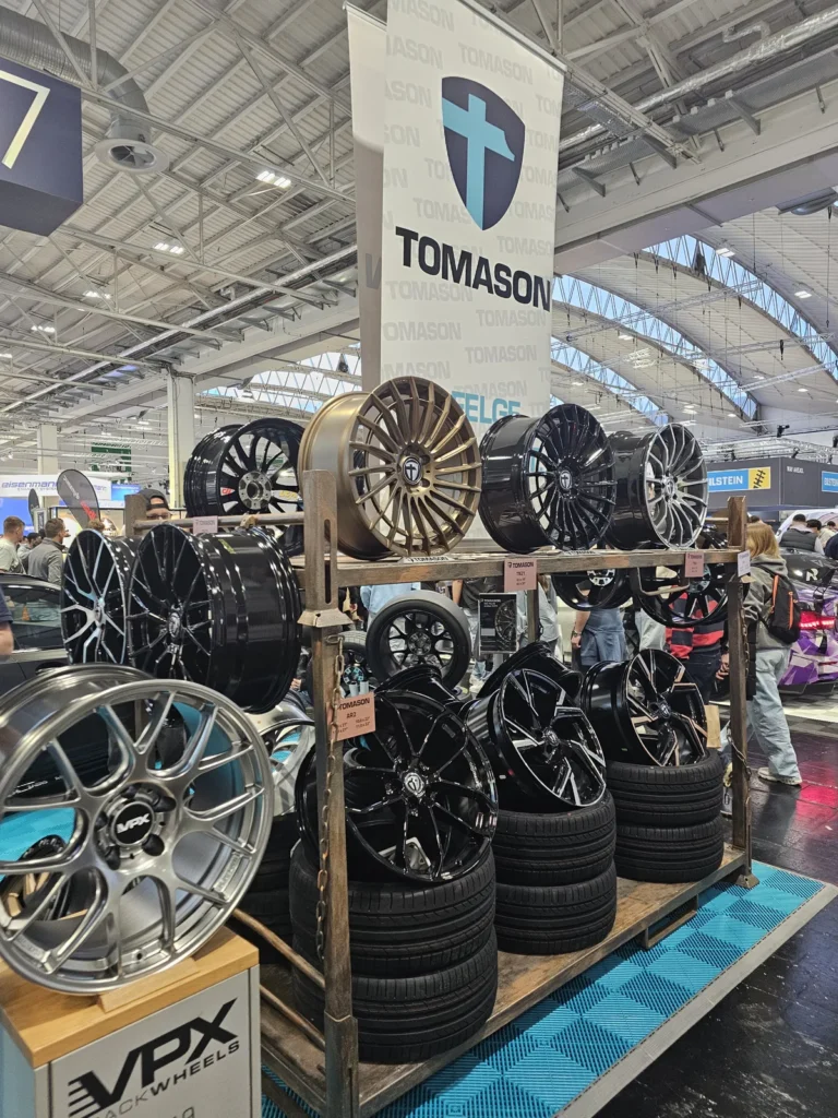 Jantes exposées sur un stand à Essen Motor Show 2025