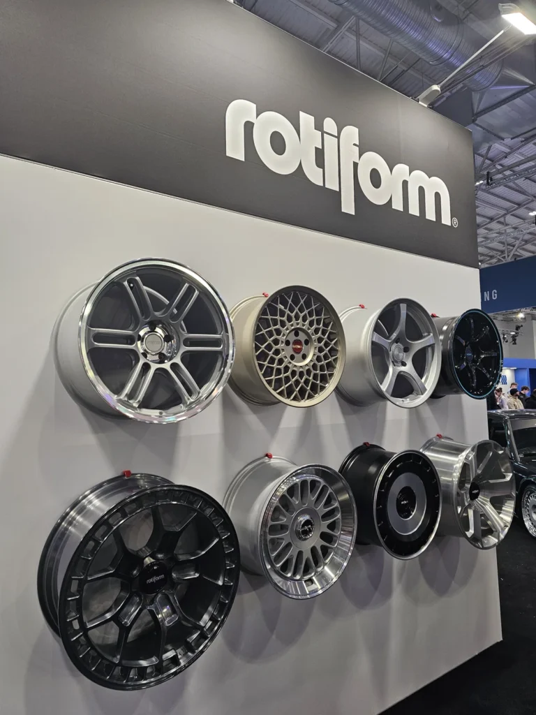 Jantes exposées sur un stand à Essen Motor Show 2025