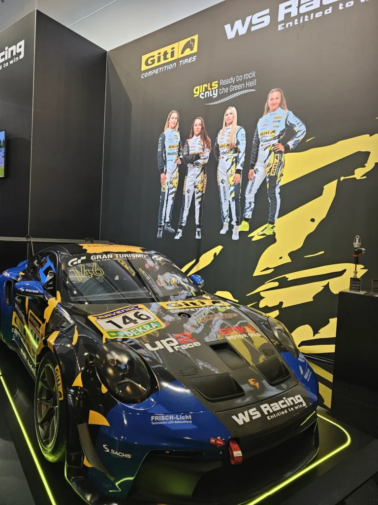 Voiture de compétition exposée à Essen Motor Show 2025