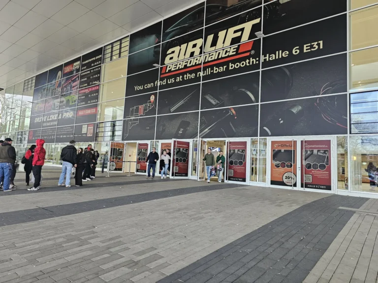 Façade du salon et bannières à Essen Motor Show 2025