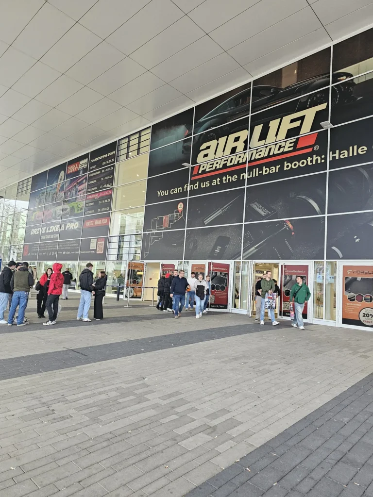 Façade du salon et bannières à Essen Motor Show 2025