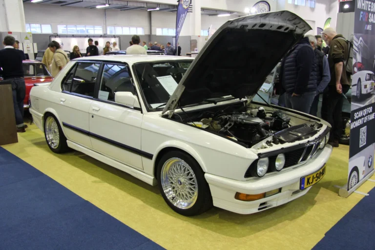 V&eacute;hicule ou d&eacute;tail photographi&eacute; lors de notre visite d&rsquo;InterClassics Bruxelles 2023