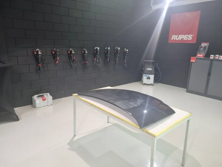 Formation au RUPES Training Center à Amsterdam : découverte des machines et exercices de polissage