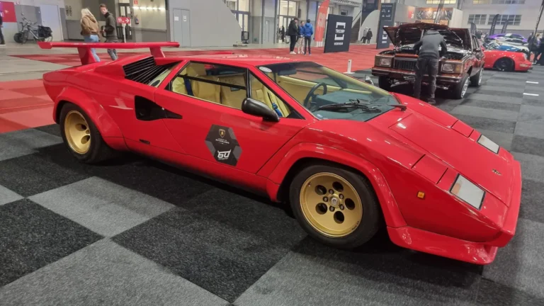 Lamborghini rouge expos&eacute;e &agrave; R&eacute;tromobile Paris 2025