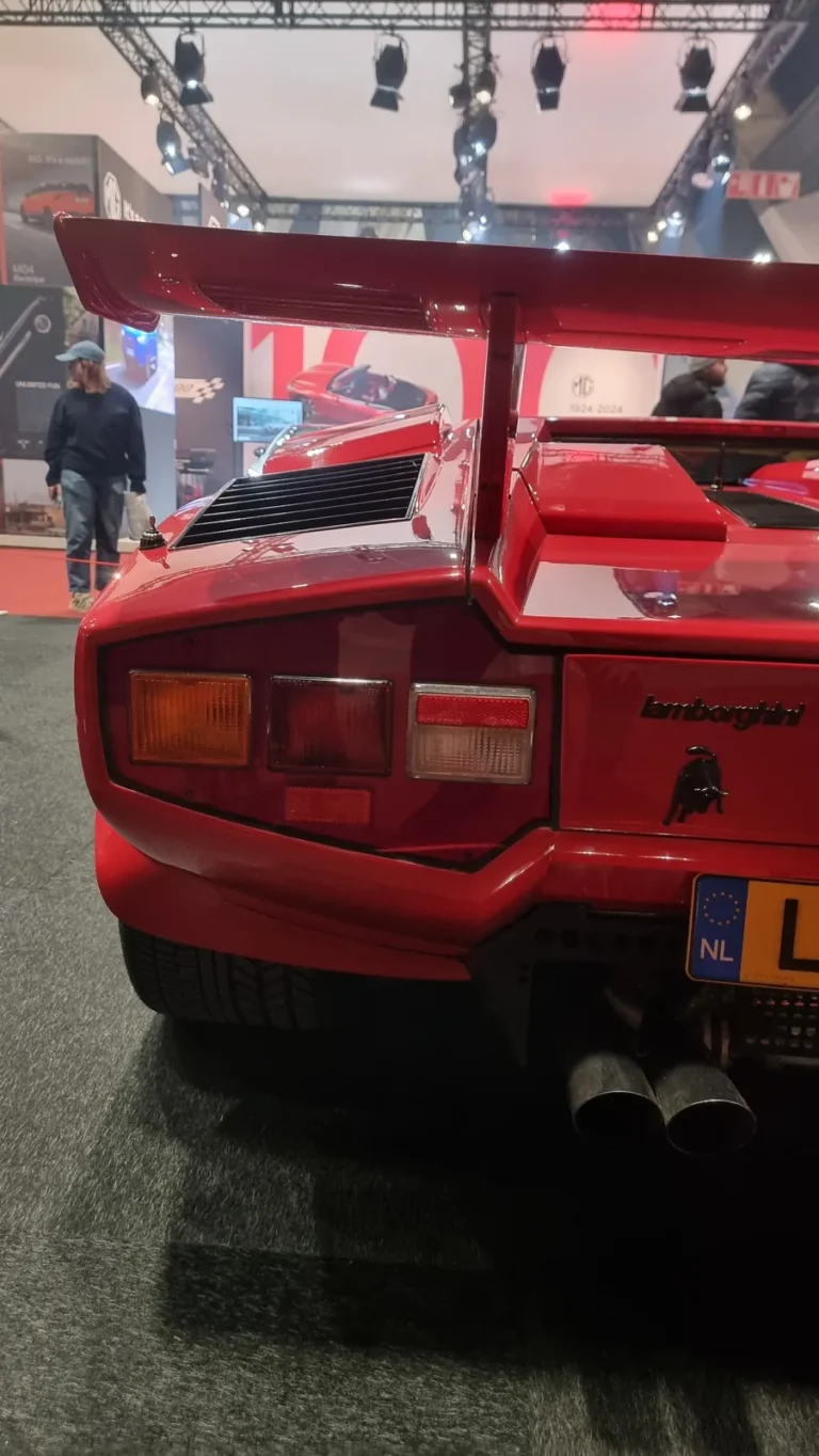 Lamborghini rouge expos&eacute;e &agrave; R&eacute;tromobile Paris 2025