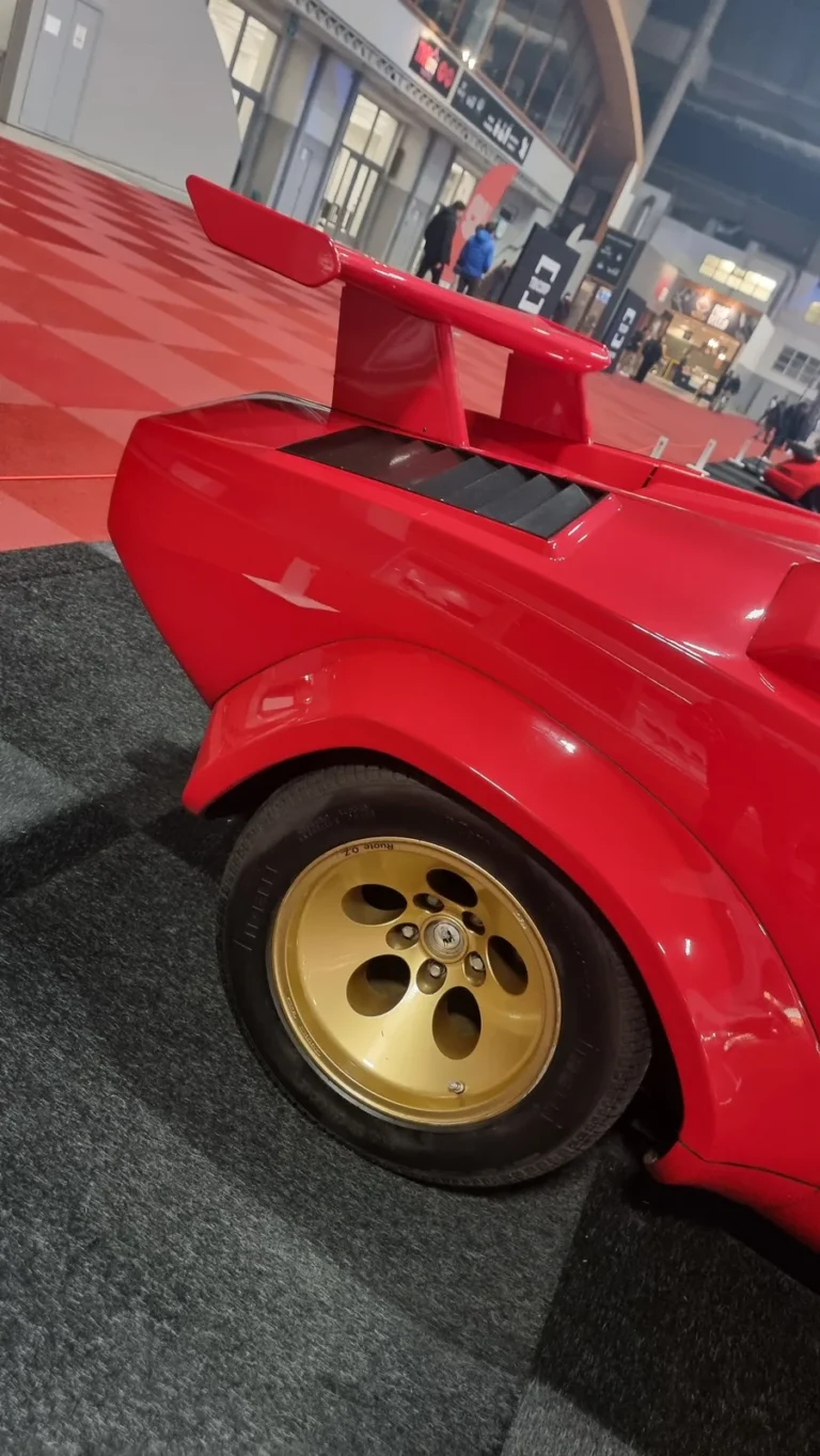 Jante et aile d&rsquo;une Lamborghini rouge &agrave; R&eacute;tromobile Paris 2025
