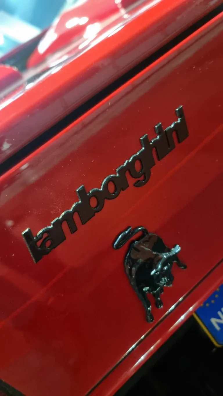 Embl&egrave;me et d&eacute;tail de carrosserie Lamborghini &agrave; R&eacute;tromobile Paris 2025
