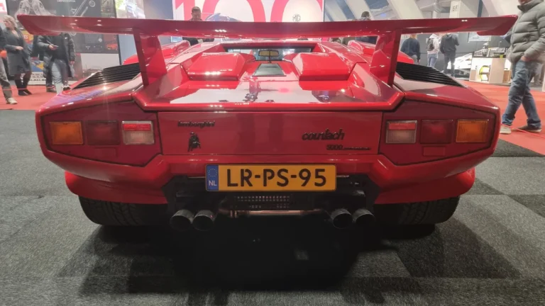 Lamborghini rouge expos&eacute;e &agrave; R&eacute;tromobile Paris 2025
