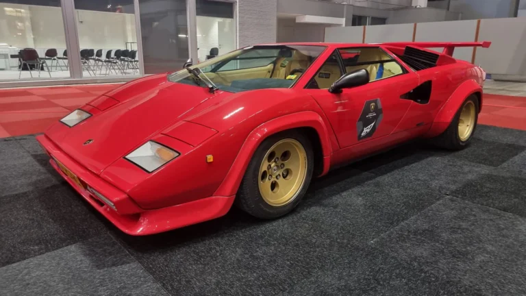 Lamborghini rouge expos&eacute;e &agrave; R&eacute;tromobile Paris 2025