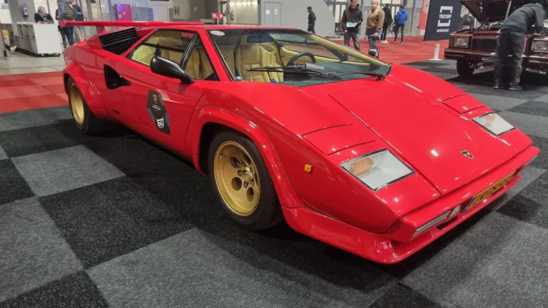 Lamborghini rouge expos&eacute;e &agrave; R&eacute;tromobile Paris 2025