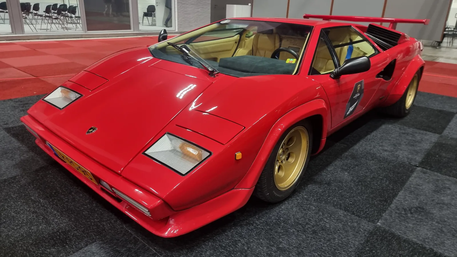 Lamborghini rouge expos&eacute;e &agrave; R&eacute;tromobile Paris 2025