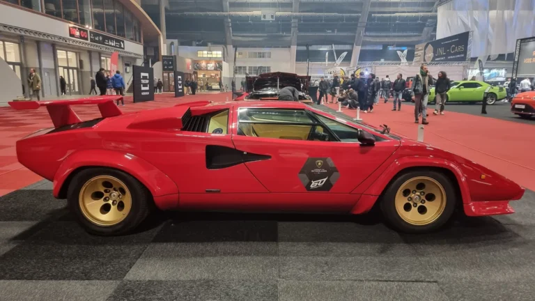 Lamborghini rouge expos&eacute;e &agrave; R&eacute;tromobile Paris 2025