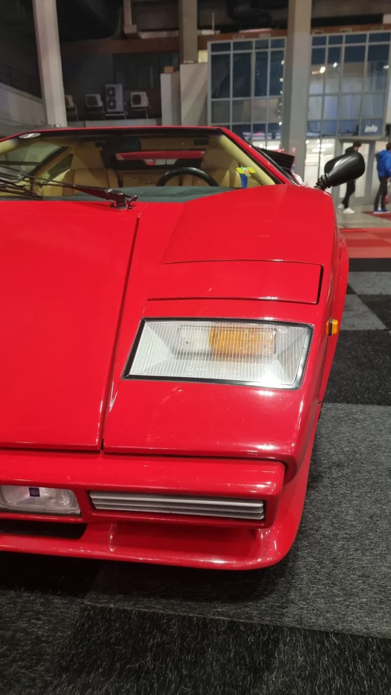 Lamborghini rouge expos&eacute;e &agrave; R&eacute;tromobile Paris 2025