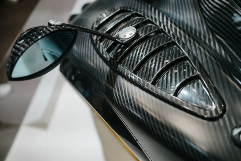 D&eacute;tail de r&eacute;troviseur et carrosserie en carbone &agrave; R&eacute;tromobile Paris 2025