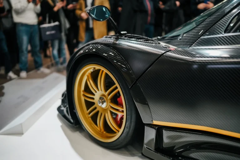 Jante dor&eacute;e et carrosserie d&rsquo;une voiture de sport &agrave; R&eacute;tromobile Paris 2025