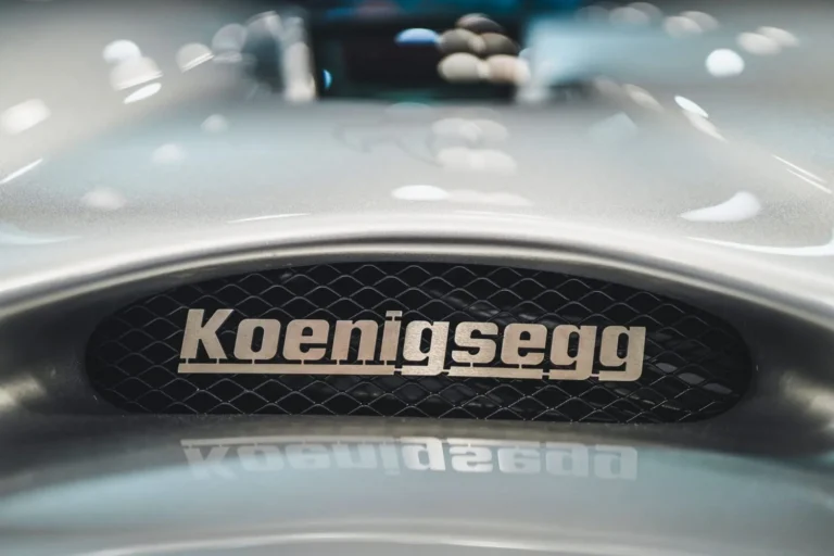 Embl&egrave;me Koenigsegg sur une voiture de sport &agrave; R&eacute;tromobile Paris 2025