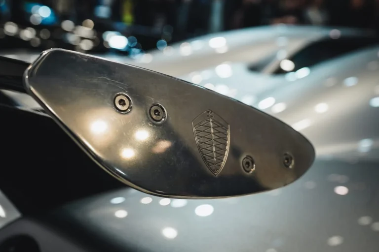D&eacute;tail de r&eacute;troviseur et carrosserie en carbone &agrave; R&eacute;tromobile Paris 2025