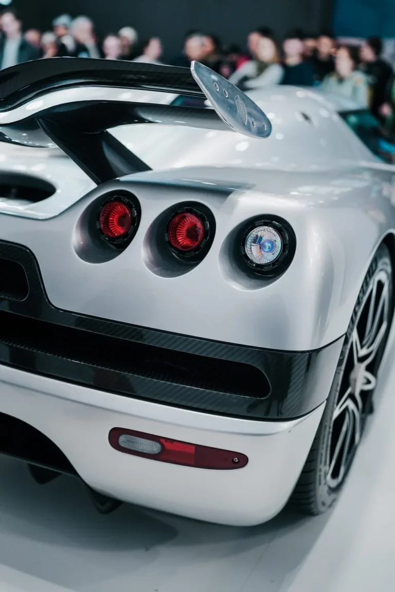 Carrosserie et arri&egrave;re d&rsquo;une voiture de sport &agrave; R&eacute;tromobile Paris 2025