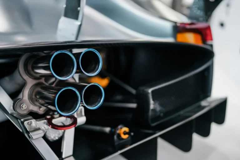 D&eacute;tail des sorties d&rsquo;&eacute;chappement d&rsquo;une voiture de sport &agrave; R&eacute;tromobile Paris 2025