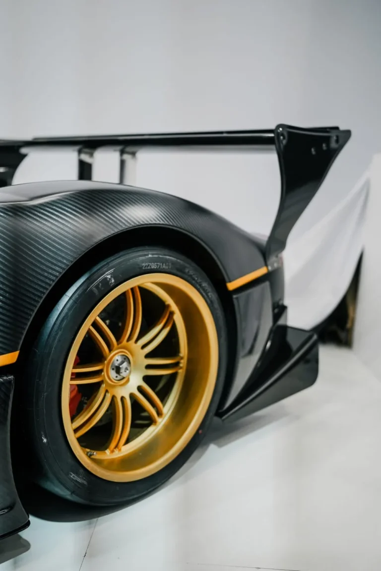 Jante dor&eacute;e et carrosserie d&rsquo;une voiture de sport &agrave; R&eacute;tromobile Paris 2025