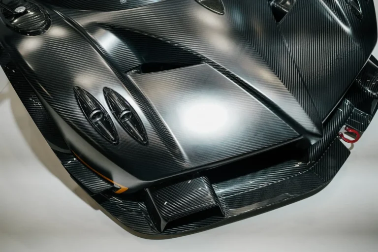 Carrosserie et arri&egrave;re d&rsquo;une voiture de sport &agrave; R&eacute;tromobile Paris 2025