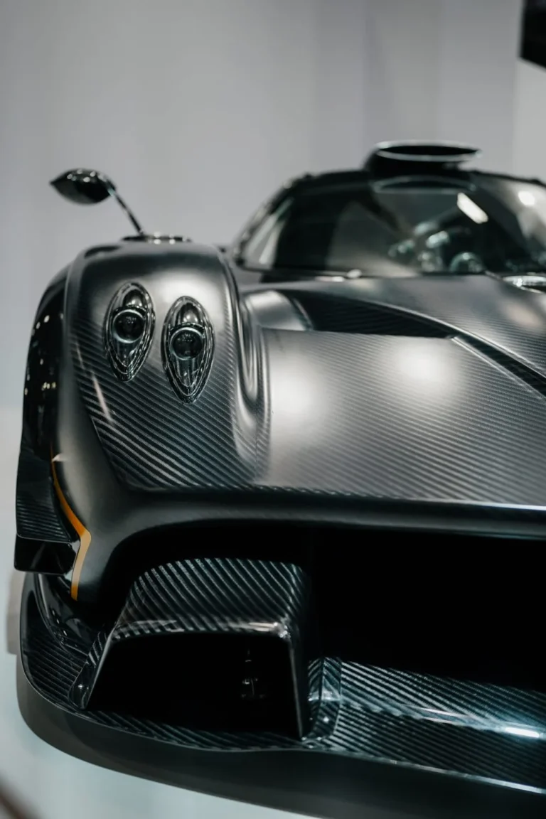 Carrosserie et arri&egrave;re d&rsquo;une voiture de sport &agrave; R&eacute;tromobile Paris 2025