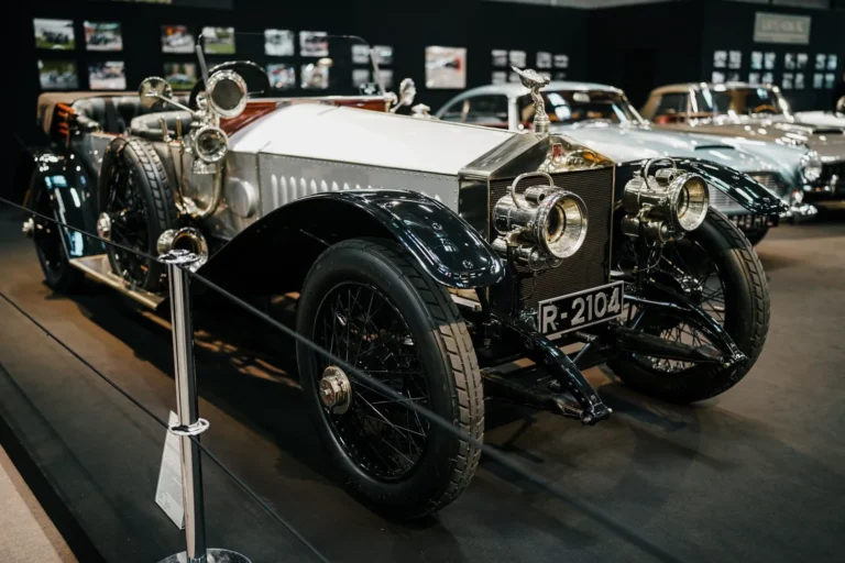 Voiture de collection ancienne expos&eacute;e &agrave; R&eacute;tromobile Paris 2025