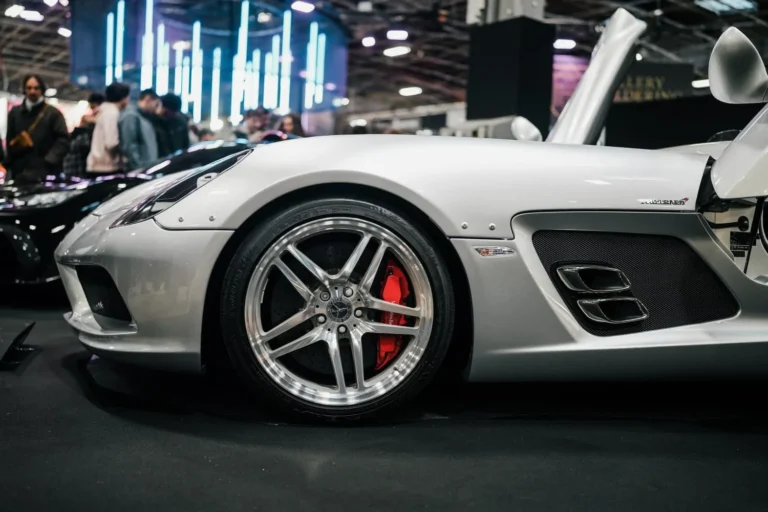 Voiture expos&eacute;e &agrave; R&eacute;tromobile Paris 2025