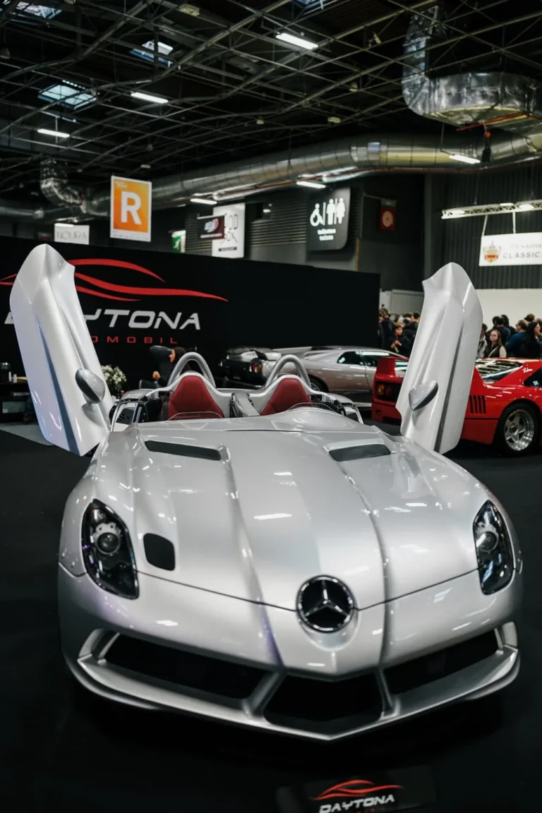 Voiture expos&eacute;e &agrave; R&eacute;tromobile Paris 2025