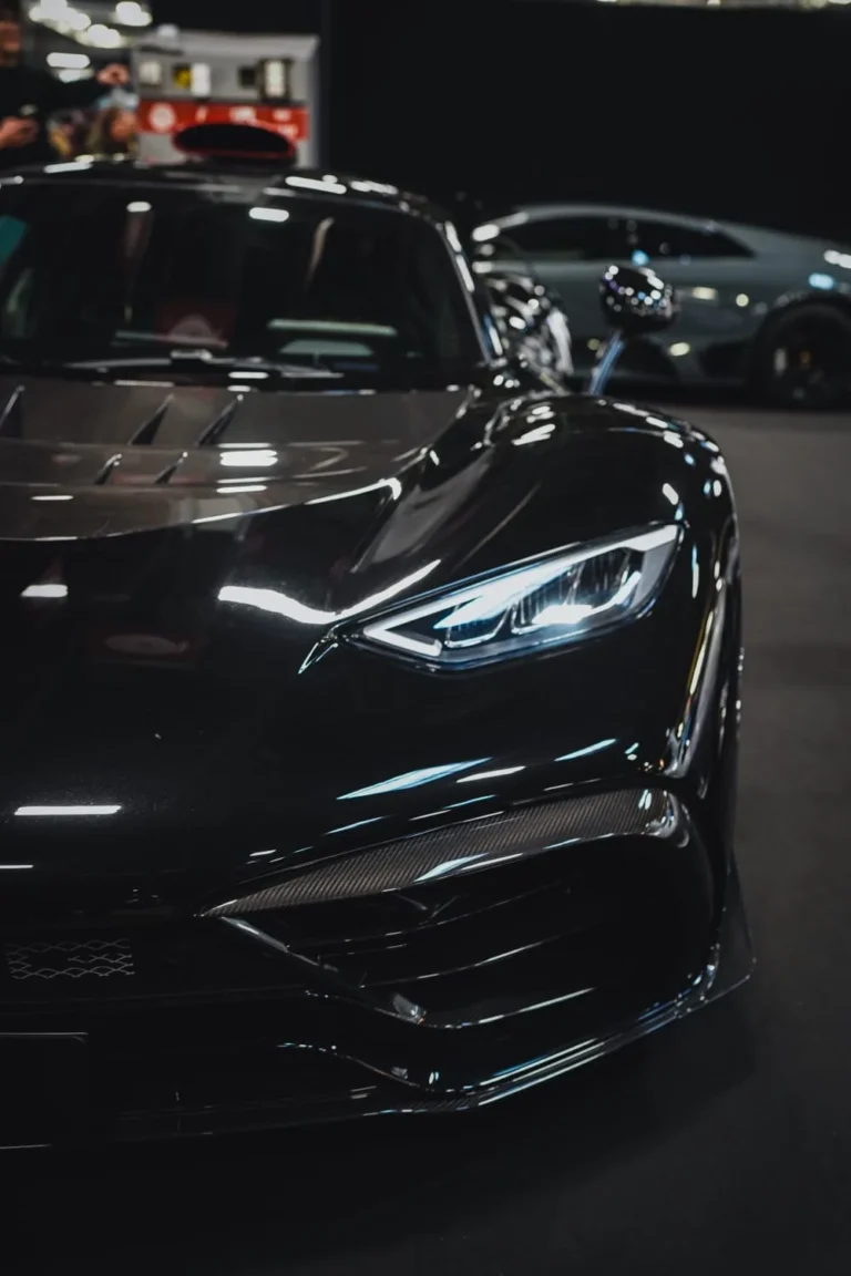 Voiture expos&eacute;e &agrave; R&eacute;tromobile Paris 2025