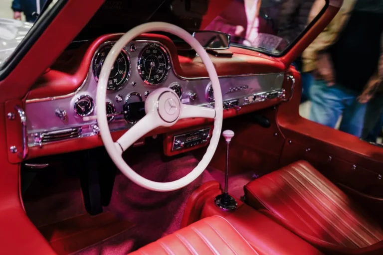 Volant et tableau de bord d&rsquo;une voiture de collection &agrave; R&eacute;tromobile Paris 2025