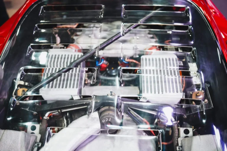 Compartiment moteur d&rsquo;une voiture de sport &agrave; R&eacute;tromobile Paris 2025